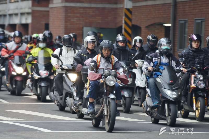 台中市北區的三民路與育才北路口，將推出只取締未停讓行人的科技執法，機車違者處1200元罰鍰，汽車處6000元。（資料照／盧逸峰攝）