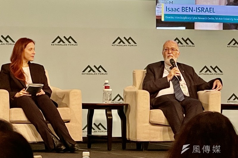 以色列特拉維夫大學網路研究中心（ICRC）主任Isaac Ben-Israel （右）。（謝錦芳攝）