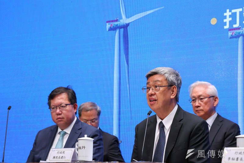 20230824-行政院長陳建仁(右)、行政院副院長鄭文燦(左)24日出席「113年度中央政府總預算案記者會」,背景為風力發電機組。(顏麟宇攝) 20230824-行政院長陳建仁(右)、行政院副院長鄭文燦(左)24日出席「113年度中央政府總預算案記者會」,背景為風力發電機組。(顏麟宇攝)