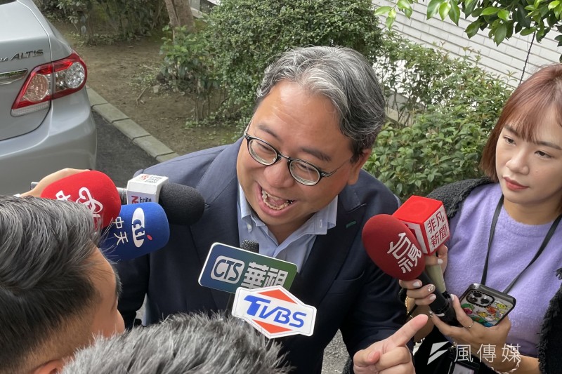 20231024-民進黨立委黃世杰24日上午赴立法院議場時，遭媒體堵訪詢問同黨籍立委趙天麟遭爆婚外情一事。（鍾秉哲攝）