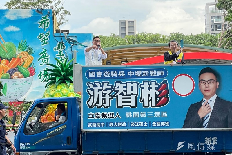 20231110-新黨桃園中壢立委參選人游智彬10日站上競選戰車繞行民進黨中央黨部一圈後停在民進黨總統參選人賴清德競總對面,要求賴清德出面說明民進黨組織推廣部主任林正鴻流連酒家。(鍾秉哲攝) 20231110-新黨桃園中壢立委參選人游智彬10日站上競選戰車繞行民進黨中央黨部一圈後停在民進黨總統參選人賴清德競總對面,要求賴清德出面說明民進黨組織推廣部主任林正鴻流連酒家。(鍾秉哲攝)