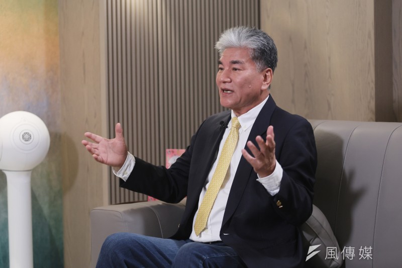 20240202-風傳媒の番組「下班瀚你聊」の司会者・黄暐瀚氏と前内政部長の李鴻源氏が2日、同番組内で対談した。（柯承恵撮影）