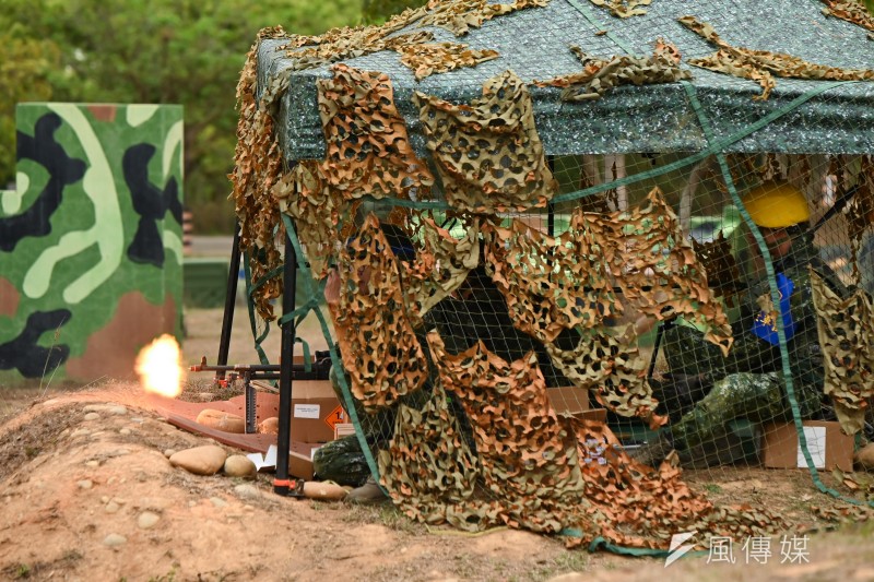 20240320-陸軍20日進行首批一年期義務役入伍訓練期末鑑測，在震撼教育中以T75班用機槍射擊空包彈模擬敵襲。（陳昱凱攝）