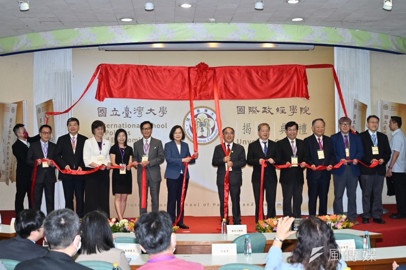 20240506-總統蔡英文6日赴臺灣大學徐州校區出席國際政經學院揭牌及徐州校區再造計畫啟動典禮。(陳昱凱攝) 20240506-總統蔡英文6日赴臺灣大學徐州校區出席國際政經學院揭牌及徐州校區再造計畫啟動典禮。(陳昱凱攝)
