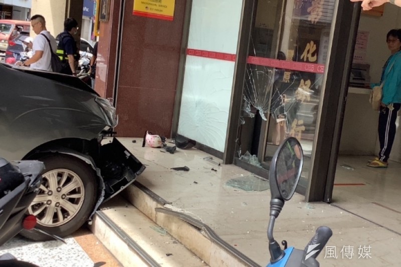台中豐原彰化銀行遭人衝撞,外頭1機車全毀。(圖/洪煜勛攝) 台中豐原彰化銀行遭人衝撞,外頭1機車全毀。(圖/洪煜勛攝)