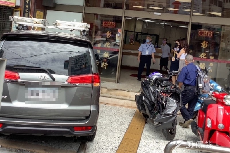 台中豐原彰化銀行遭人衝撞,外頭1機車全毀。(圖/洪煜勛攝) 台中豐原彰化銀行遭人衝撞,外頭1機車全毀。(圖/洪煜勛攝)