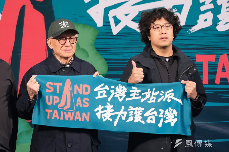 20241208-黒熊学院が主催したパレードが8日、華山中央芸文公園に到着。参加者と共に「DEFEND TAIWAN」の人文字を完成させた。右は民進党立法委員の沈伯洋氏、左はUMC創業者の曹興誠氏。（劉偉宏撮影）