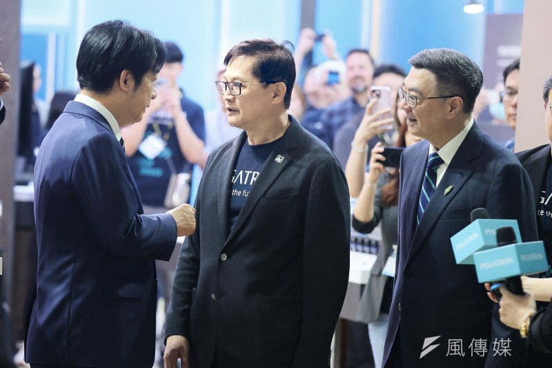 20250520-總統賴清德（左）、和碩董事長童子賢（中）20日出席2025年台北國際電腦展（COMPUTEX），兩人互相交換意見。（柯承惠攝）。（柯承惠攝）