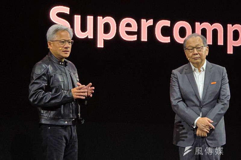 NVIDIA founder and CEO Jensen Huang (left) and MediaTek CEO Rick Tsai (right) at Computex Taipei on May 20, 2025. (Photo by Wei Hsin-yang)