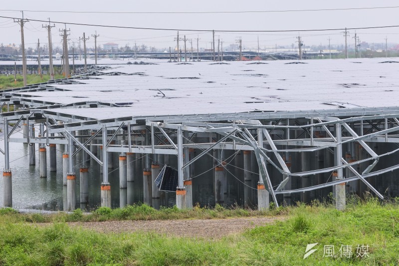 台南沿海遭丹娜絲颱風吹毀的太陽光電板。（顏麟宇攝）