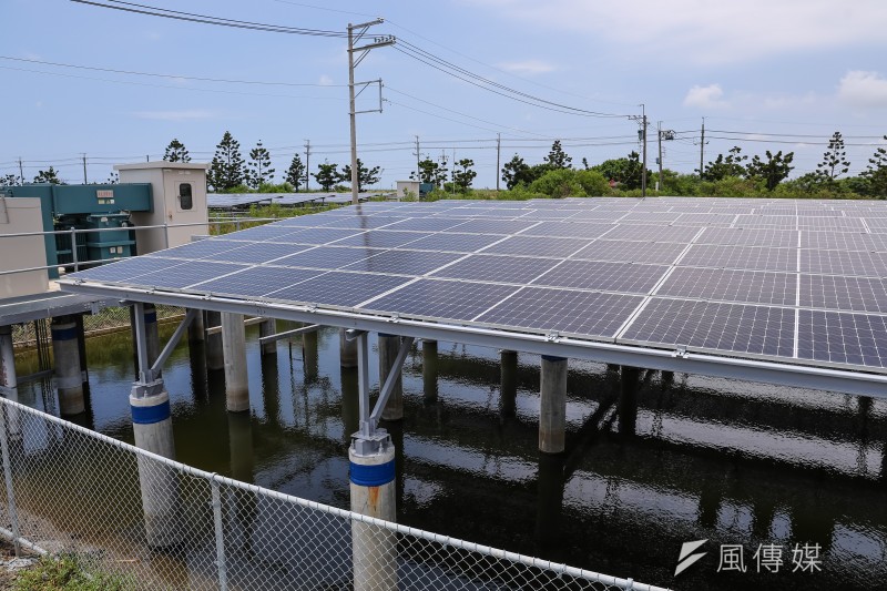 魚電共生太陽光電板。（顏麟宇攝）
