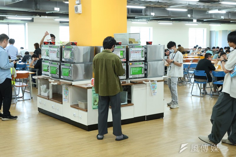 20260515-群聯董事長潘健成專訪，群聯員工美食街內的微波爐。（顏麟宇攝）