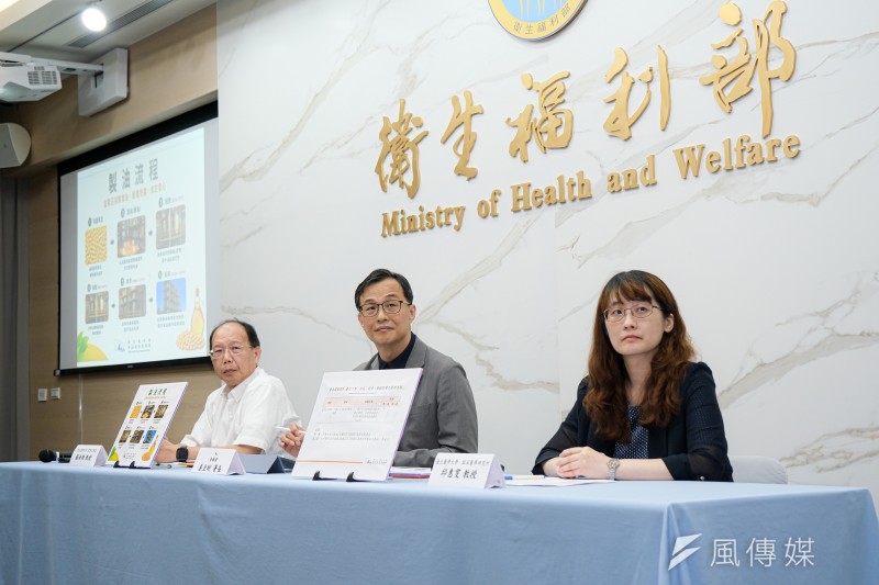 20260703-「食藥署說明受影響油品回收處置情形」記者會3日於衛福部舉行，左起為台大農業化學系教授蘇南維、食藥署署長姜至剛、北醫大臨床醫學研究所教授邱惠雯。（劉偉宏攝）
