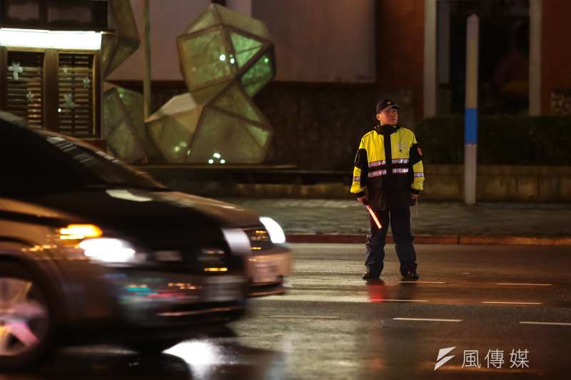 台北市汀州路三段師大路口警察指揮交通。(顏麟宇攝) 台北市汀州路三段師大路口警察指揮交通。(顏麟宇攝)