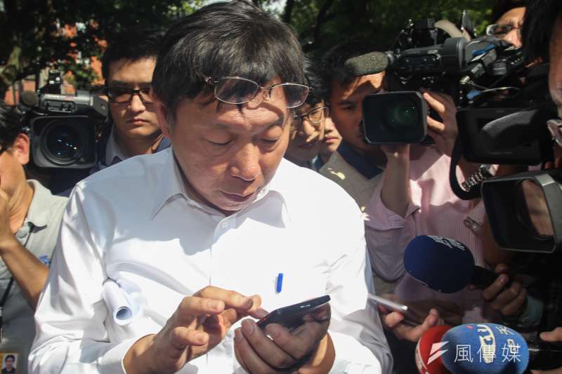 20141126-イベントに出席した柯文哲氏が陳情を受け、スマートフォンでスタッフに事実確認を行う様子。（林韶安撮影）