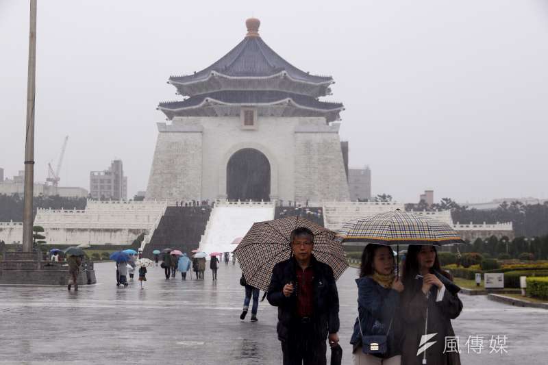 鄭麗君本來是規劃在昨天宣布中正紀念堂相關訊息，但由於昨天適逢立院總質詢，擔心宣布後，此議題馬上上演政治口水戰，所以改到連續假日首日才舉行。（曾原信攝）