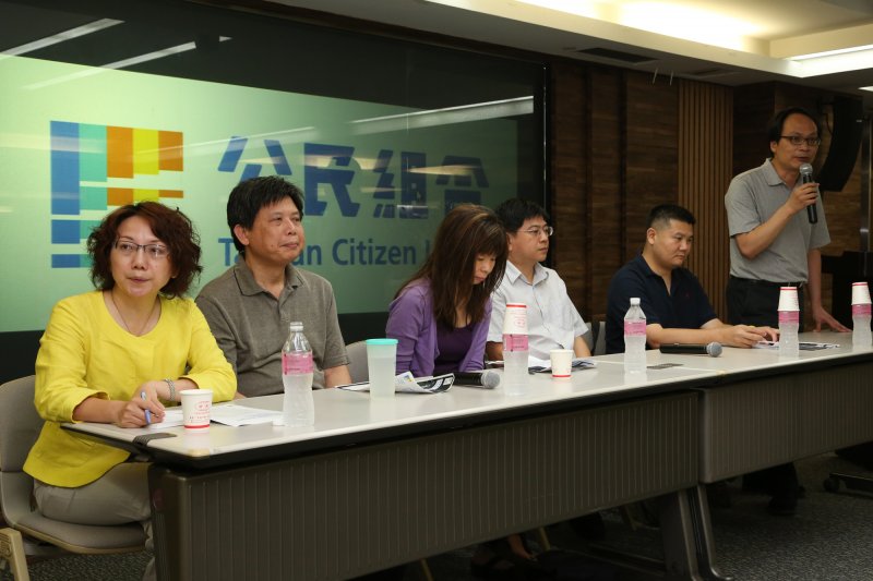 20140531-SMG0019-103-公民組合「為何要有公民組合」座談，右起林峯正、李惠仁、蔡宏政、平路、徐世榮 、范雲-余志偉攝.jpg