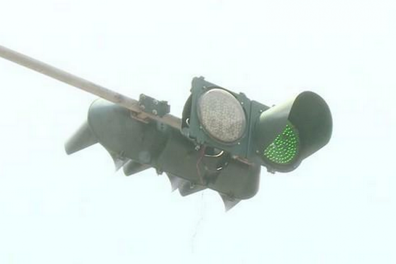 炮竹打爛紅綠燈