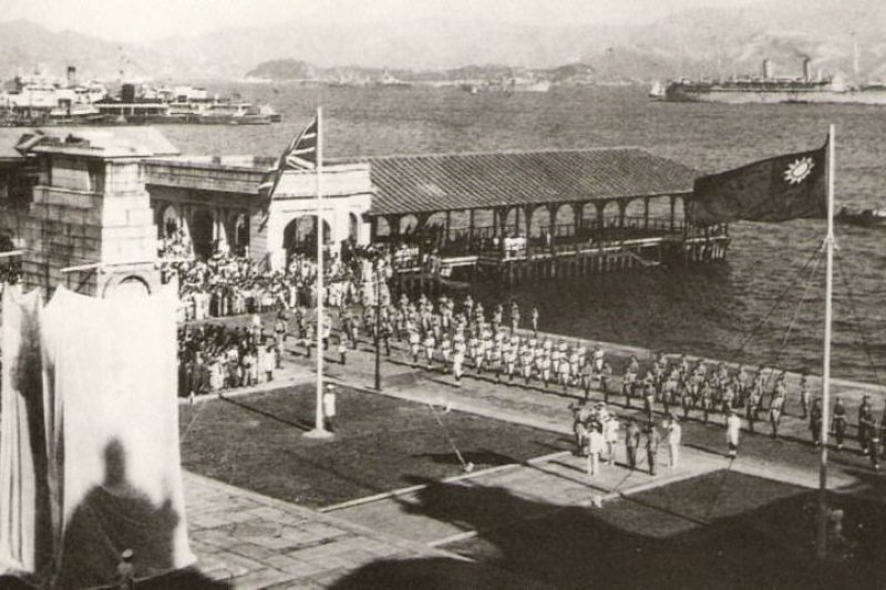 1945年9月二戰結束後,中、英雙方舉行勝利巡遊。圖中可見中華民國國旗。( Pryku~commonswiki/維基百科) 1945年9月二戰結束後,中、英雙方舉行勝利巡遊。圖中可見中華民國國旗。( Pryku~commonswiki/維基百科)