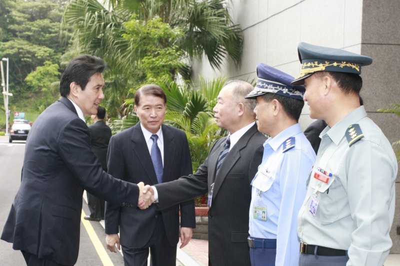 馬總統前往國軍聯演中心視導漢光演習電腦輔助指揮所演習-國防部長等人陪同(國防部提供).jpg 馬總統前往國軍聯演中心視導漢光演習電腦輔助指揮所演習-國防部長等人陪同(國防部提供).jpg