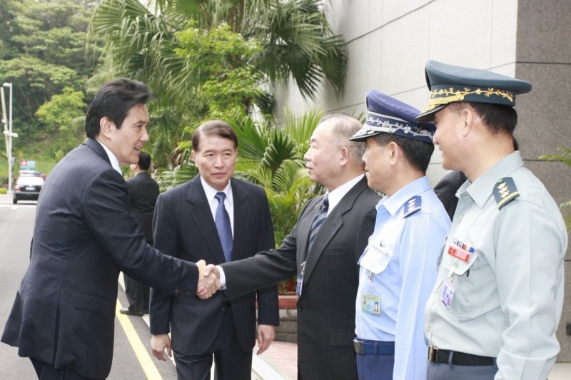 立法院初審通過，9月3日軍人節將成為國定假日，圖為總統總統前往國軍聯演中心視導漢光演習電腦輔助指揮所演習，國防部長高廣圻等人陪同(國防部提供)