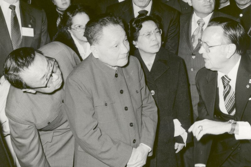 1979年在聆聽美方人員解說太空技術的鄧小平。(翻攝維基百科) 1979年在聆聽美方人員解說太空技術的鄧小平。(翻攝維基百科)