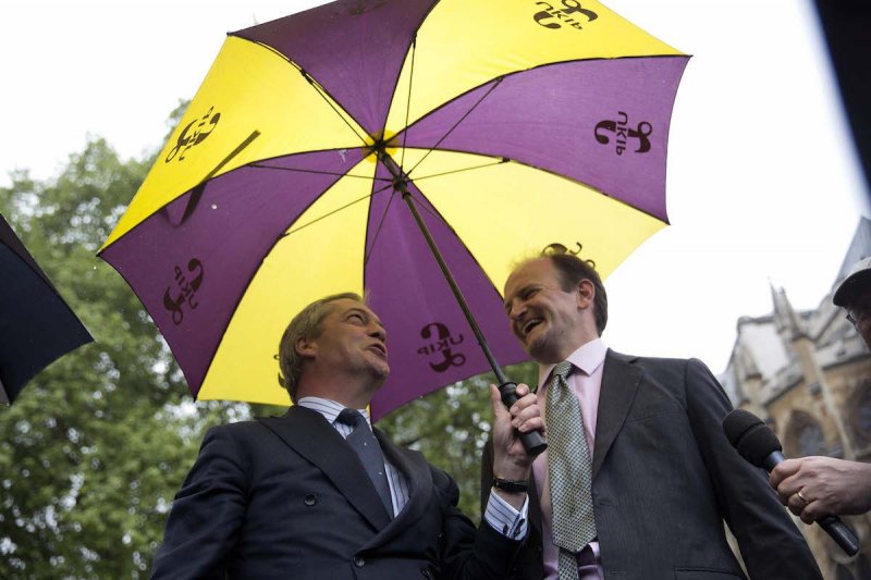 UKIP黨魁法拉吉(左)與卡斯威爾(右)。(美聯社) UKIP黨魁法拉吉(左)與卡斯威爾(右)。(美聯社)