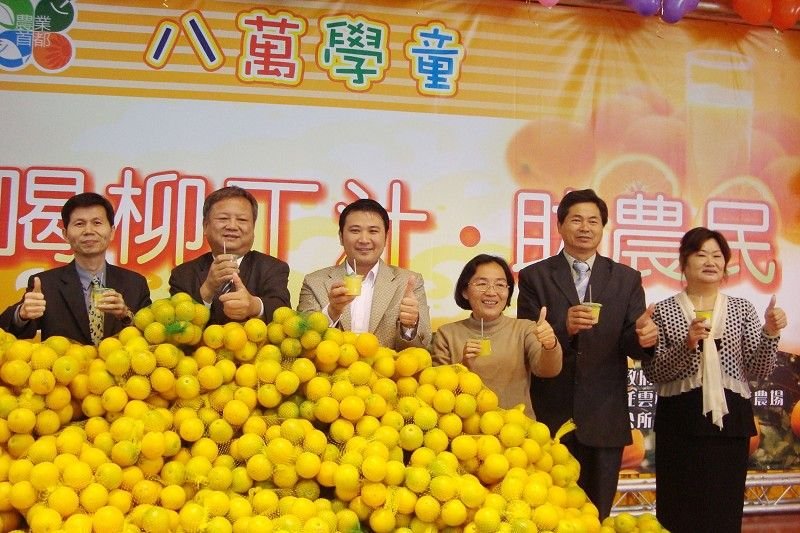 八萬學童喝柳丁汁助農民。(作者提供) 八萬學童喝柳丁汁助農民。(作者提供)