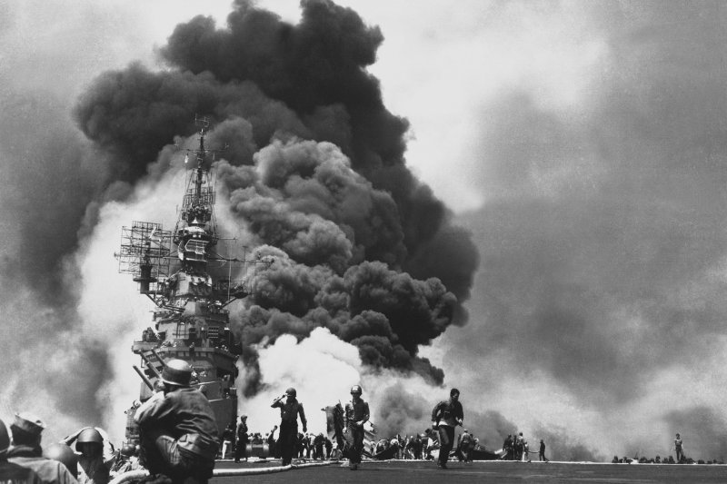 沖繩戰役中,美國碉堡山號航空母艦被神風飛機重創。(維基百科) 沖繩戰役中,美國碉堡山號航空母艦被神風飛機重創。(維基百科)