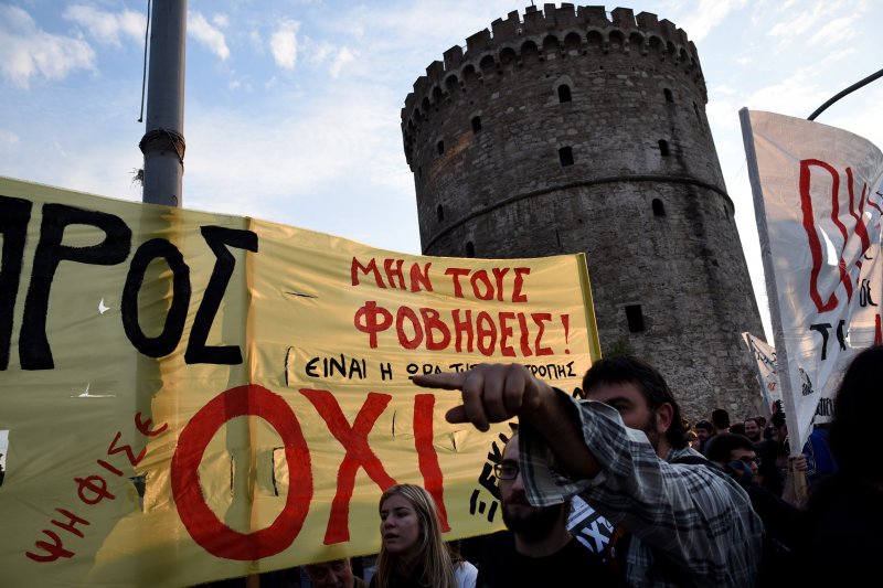 希臘民眾拉著寫上希臘文OXI(不)的抗議布條,堅決反對國際債權人提出的撙節方案。(美聯社) 希臘民眾拉著寫上希臘文OXI(不)的抗議布條,堅決反對國際債權人提出的撙節方案。(美聯社)