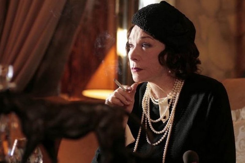 莎莉麥克琳(Shirley MacLaine)飾演年老香奈兒吸菸的橋段。(劇照/吸菸有害健康) 莎莉麥克琳(Shirley MacLaine)飾演年老香奈兒吸菸的橋段。(劇照/吸菸有害健康)
