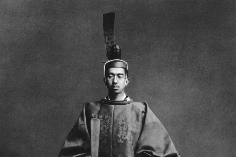 本名裕仁(ひろひと)的昭和天皇是日本第124代天皇(1926年-1989年在位),他也是現任天皇明仁父親。(維基百科) 本名裕仁(ひろひと)的昭和天皇是日本第124代天皇(1926年-1989年在位),他也是現任天皇明仁父親。(維基百科)