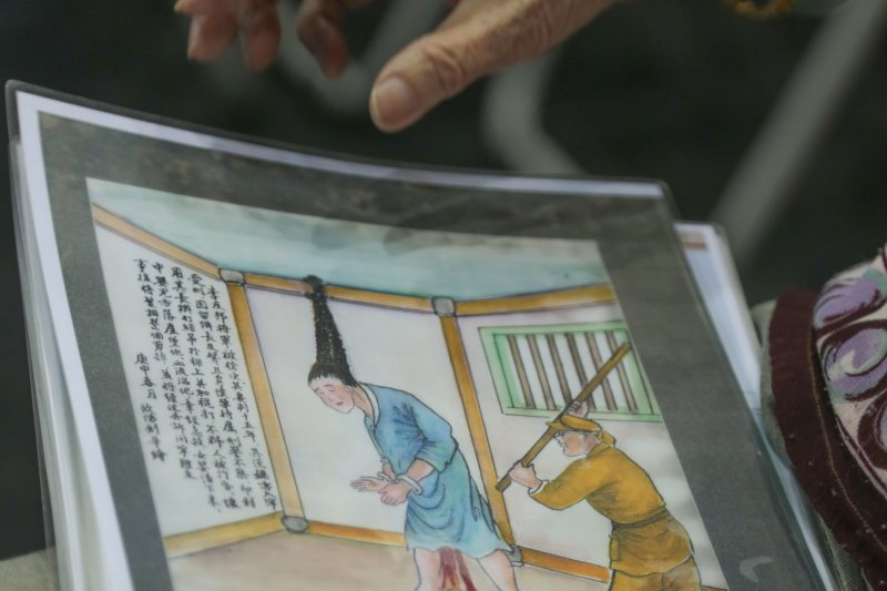 20150715-013-「鏡頭下的白色人生第2輯,人權博物館紀錄片成果發表」記者會,張常美與丈夫歐陽劍華的繪畫-余志偉攝.jpg 20150715-013-「鏡頭下的白色人生第2輯,人權博物館紀錄片成果發表」記者會,張常美與丈夫歐陽劍華的繪畫-余志偉攝.jpg