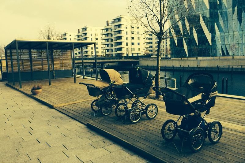 在丹麥，父母留在店內，把小baby放在餐廳和咖啡館外很正常。照片來源：Malene Rydahl。