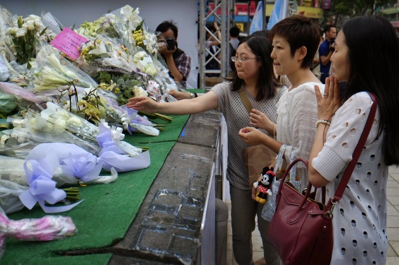 2014年5月21日鄭捷台北捷運隨機殺人事件後，民眾在現場以鮮花悼念逝者。（美聯社）