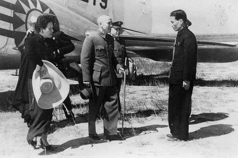 1946年10月21日,蔣介石(中)與宋美齡(左)巡視臺灣。(維基百科) 1946年10月21日,蔣介石(中)與宋美齡(左)巡視臺灣。(維基百科)