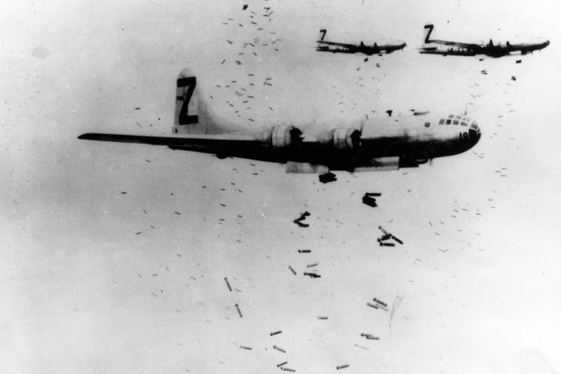 美國當時出動許多B-29轟炸機空襲日本,日軍則主要使用高射炮攔截。(圖取自維基百科。) 美國當時出動許多B-29轟炸機空襲日本,日軍則主要使用高射炮攔截。(圖取自維基百科。)