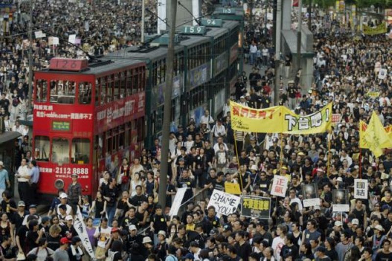 2003年的泛民主派七一遊行——停頓的電車見證了香港一頁又一頁的歷史。（BBC中文網）