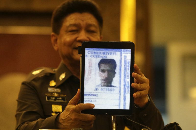 泰國警察總署發言人普拉育(Prawut Thavornsiri)展示警方繪製的通緝犯肖像。(美聯社) 泰國警察總署發言人普拉育(Prawut Thavornsiri)展示警方繪製的通緝犯肖像。(美聯社)