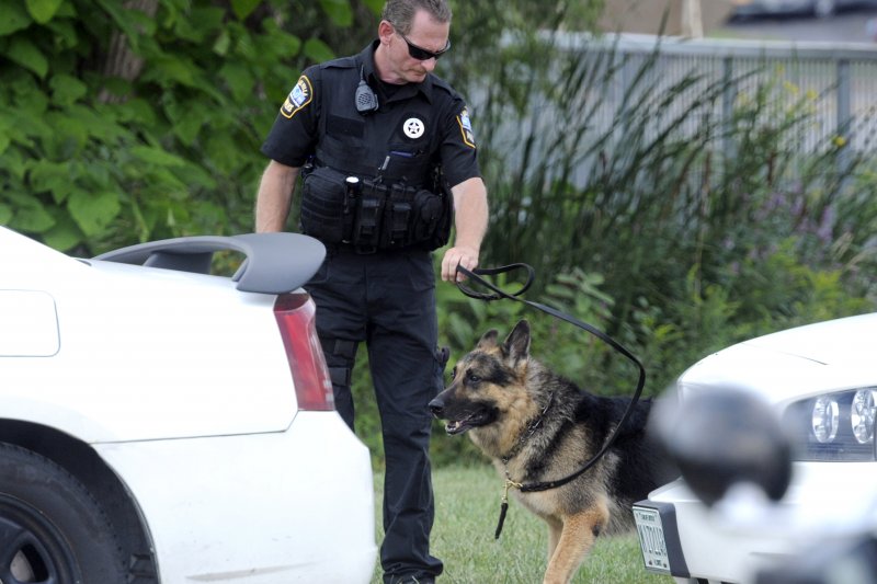 警方派出40隻警犬漏夜搜索(美聯社)。 警方派出40隻警犬漏夜搜索(美聯社)。