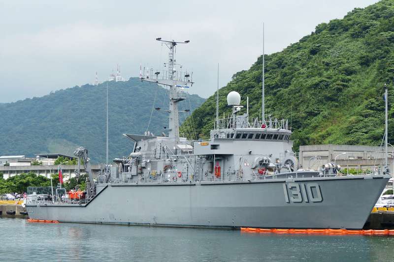 海軍6艘獵雷艦採購案，由慶富造船公司得標承製，目前進度延遲。圖為停泊中正軍港9號碼頭的永靖級獵雷艦永靖。（取自玄史生＠Wikipedia/CC-BY-SA-3.0）