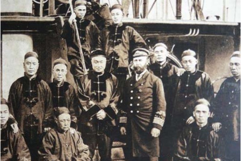 鄧世昌與艦上幹部合影, 此照片中大部份人包括英籍大管輪都在甲午戰爭中隨艦戰死(中國軍艦史月刊) 鄧世昌與艦上幹部合影, 此照片中大部份人包括英籍大管輪都在甲午戰爭中隨艦戰死(中國軍艦史月刊)