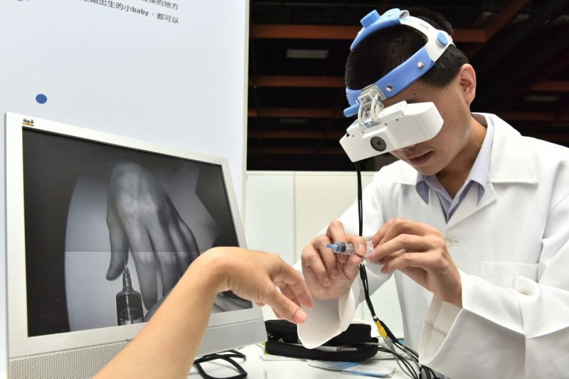 工研院研發的「皮下靜脈顯像用眼鏡裝置」(工研院) 工研院研發的「皮下靜脈顯像用眼鏡裝置」(工研院)
