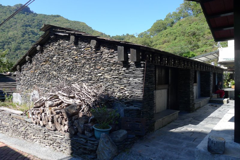 魯凱族石板屋位在好茶聚落,「好茶」原稱Kucapungane,是魯凱族的發源地,據稱已有600年以上歷史,當地標高約在海拔1000公尺,被稱為「雲豹的故鄉」,魯凱族人也自稱「雲豹的傳人」。(取自教育部資訊志工團隊計畫) 魯凱族石板屋位在好茶聚落,「好茶」原稱Kucapungane,是魯凱族的發源地,據稱已有600年以上歷史,當地標高約在海拔1000公尺,被稱為「雲豹的故鄉」,魯凱族人也自稱「雲豹的傳人」。(取自教育部資訊志工團隊計畫)