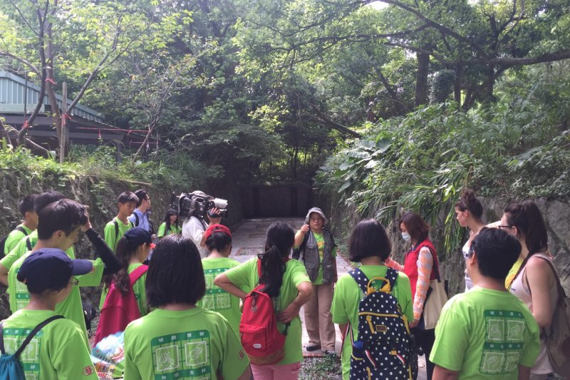 湖山里長向國際志工解說草山防空洞之人文歷史(取自台北市政府) 湖山里長向國際志工解說草山防空洞之人文歷史(取自台北市政府)