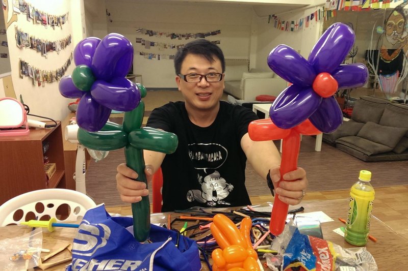 來自香港的Thomas是位表演義工,他在學校、醫院、幼兒院等地方表演。(圖/途中台北粉絲頁) 來自香港的Thomas是位表演義工,他在學校、醫院、幼兒院等地方表演。(圖/途中台北粉絲頁)