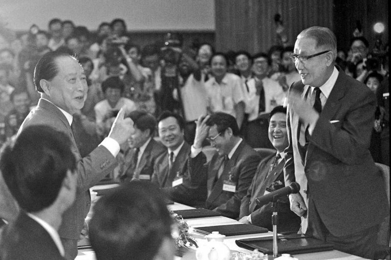 1993年4月27日,辜振甫與汪道涵在新加坡舉行第一次「辜汪會談」(取自網路) 1993年4月27日,辜振甫與汪道涵在新加坡舉行第一次「辜汪會談」(取自網路)