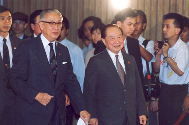 1993年4月27日,辜振甫與汪道涵在新加坡舉行第一次「辜汪會談」(取自網路) 1993年4月27日,辜振甫與汪道涵在新加坡舉行第一次「辜汪會談」(取自網路)