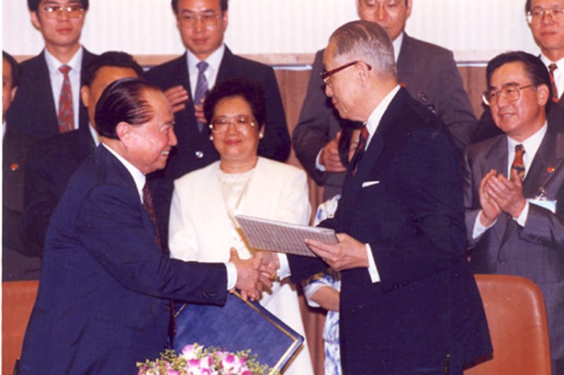 1993年4月27日,辜振甫與汪道涵在新加坡舉行第一次「辜汪會談」(取自網路) 1993年4月27日,辜振甫與汪道涵在新加坡舉行第一次「辜汪會談」(取自網路)