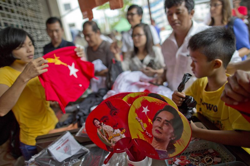 緬甸小販正在兜售全民盟(NLD)與翁山蘇姬的旗幟與周邊商品。(美聯社) 緬甸小販正在兜售全民盟(NLD)與翁山蘇姬的旗幟與周邊商品。(美聯社)